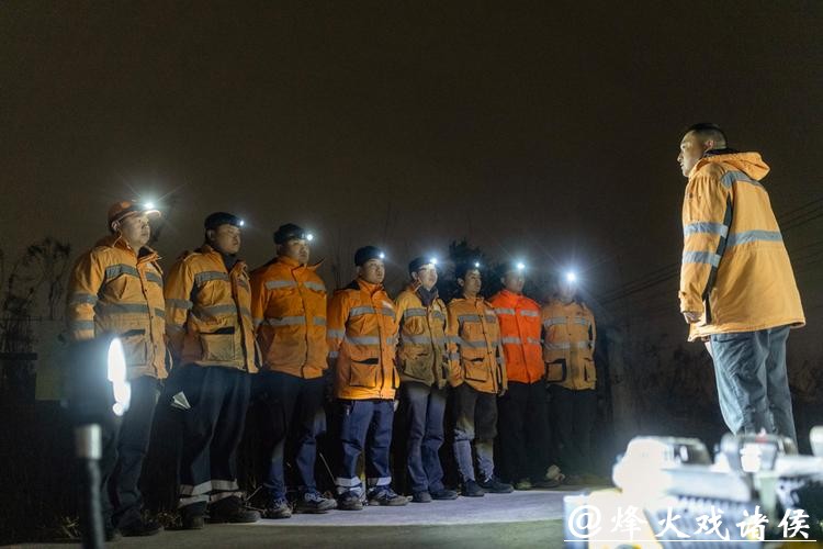 新春走基层|沪苏通铁路上的“钢轨医生”:以毫米精细检修,为回家路校准方向 新春走基层|沪苏通铁路上的“钢轨医生”:以毫米精细检修,为回家路校准方向