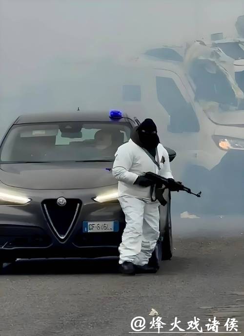 快看视频 | 光天化日爆炸+AK扫射！ 意大利武装团伙抢劫运钞车未得手！