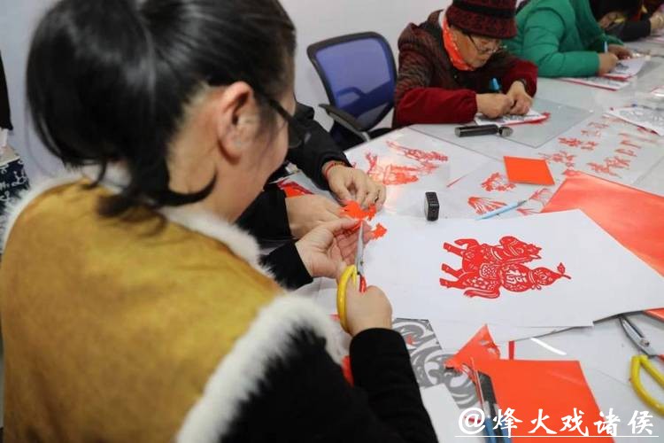 沪郊一群街坊的另类“忙年”：一张红纸、一把剪刀，共同剪出浓浓年味